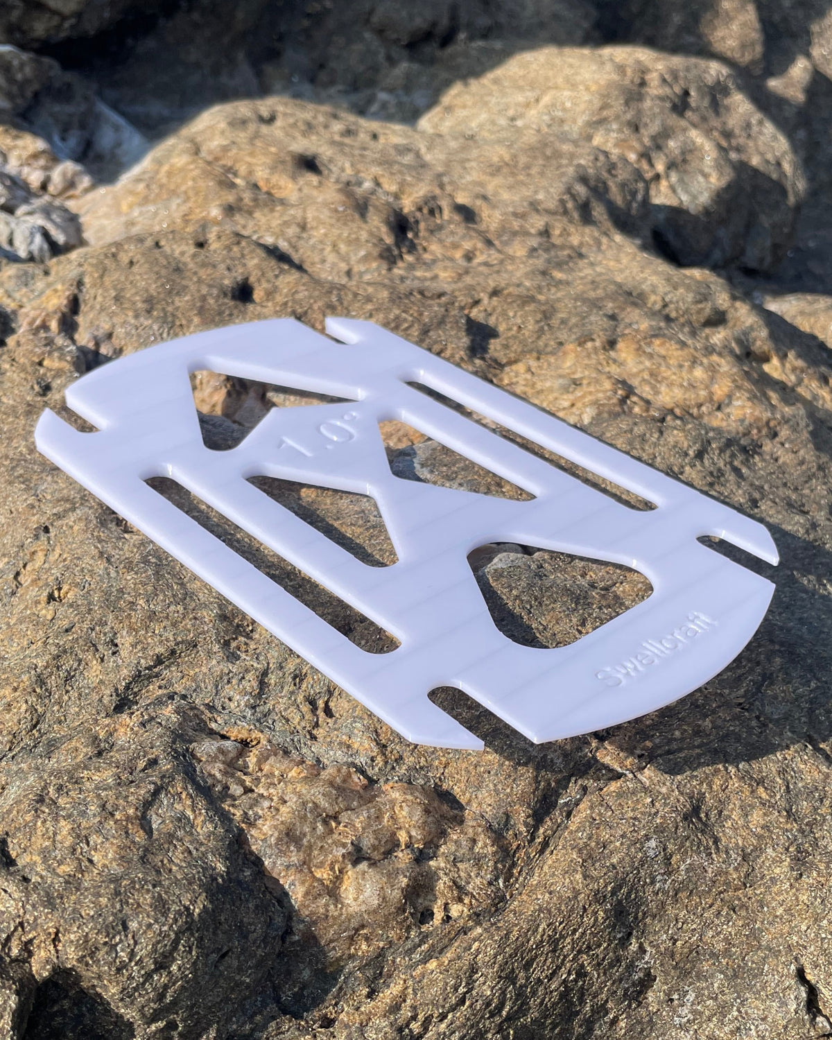 Cale de rake AFS montée entre la platine de foil et le boîtier de la planche