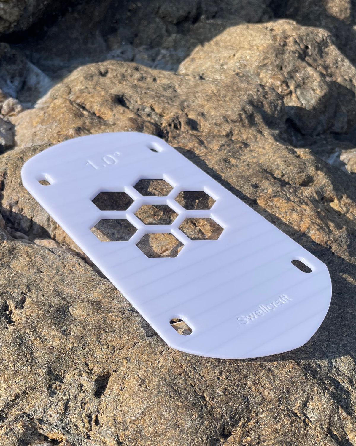 Cale de rake Takoon carbon entre la platine carbone et le boîtier de planche