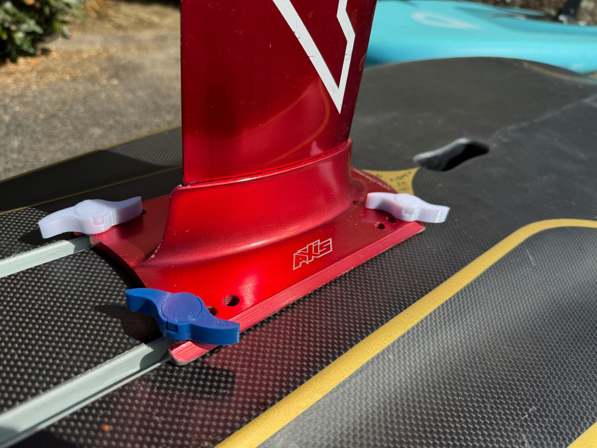 Adaptateurs de vissage rapide M8 Swellcraft montés sur la platine d'un foil